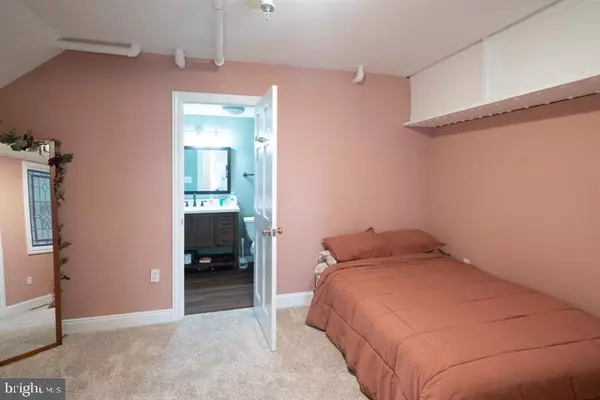 Philadelphia, PA 19106,50-56 N FRONT ST #101