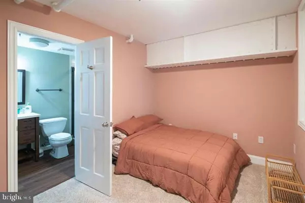 Philadelphia, PA 19106,50-56 N FRONT ST #101