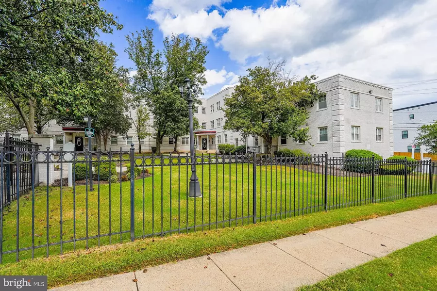 3876 9TH ST SE #302, Washington, DC 20032