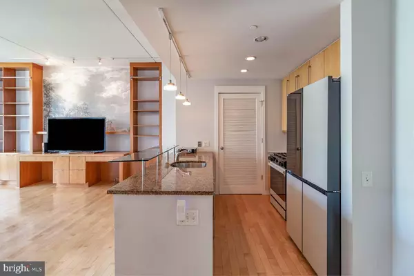 Philadelphia, PA 19106,317 - 319-00 VINE ST #308