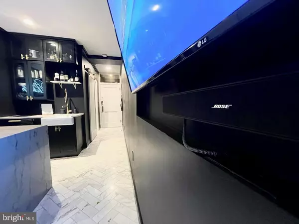 Philadelphia, PA 19107,1324 LOCUST #429