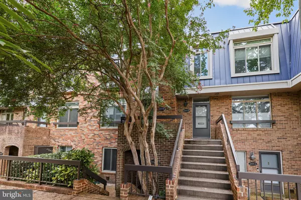 Arlington, VA 22202,1655 S HAYES ST #2