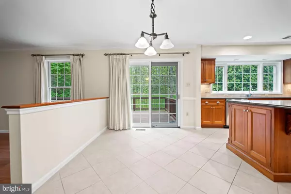 Oakton, VA 22124,10317 HICKORY DR