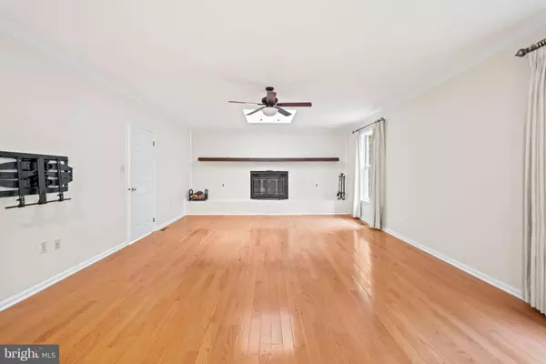 Oakton, VA 22124,10317 HICKORY DR