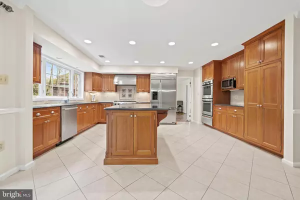 Oakton, VA 22124,10317 HICKORY DR