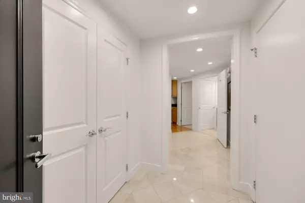 Bethesda, MD 20814,7710 WOODMONT AVE #211