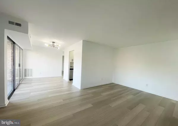 Falls Church, VA 22042,2901 CHARING CROSS RD #12/8