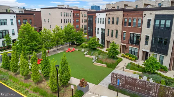 Mclean, VA 22102,1741 MCKENNA POINT DR #2701