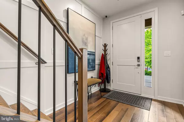 Mclean, VA 22102,1741 MCKENNA POINT DR #2701