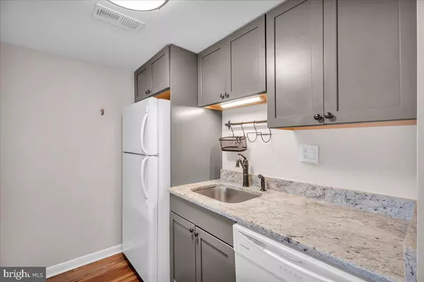 Mount Laurel, NJ 08054,16 W AZALEA LN