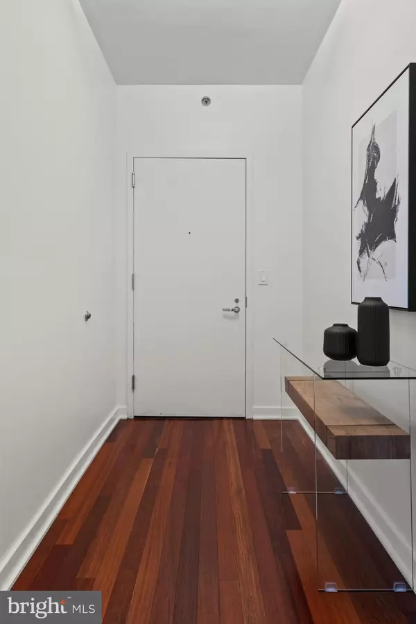 Philadelphia, PA 19103,2101-00 MARKET ST #706