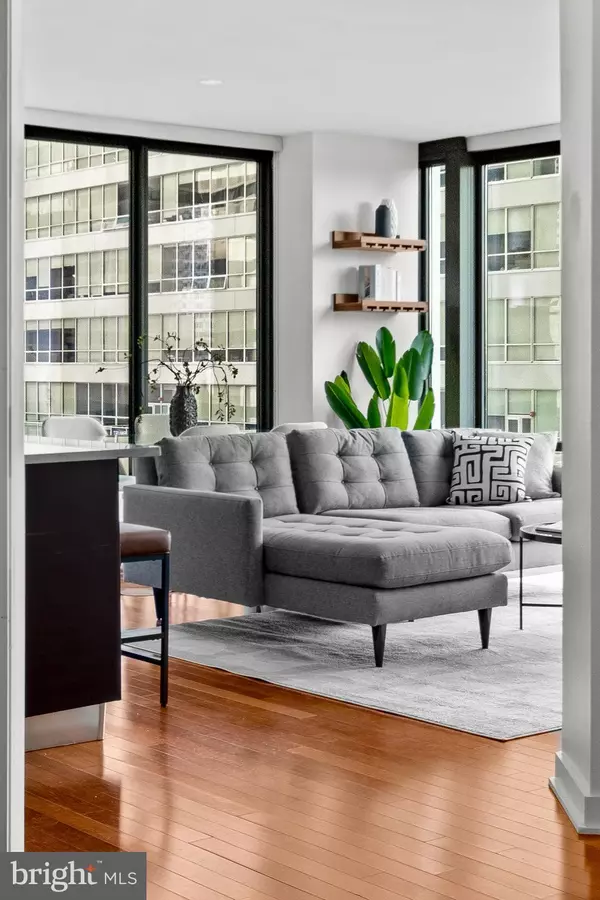 Philadelphia, PA 19103,2101-00 MARKET ST #706