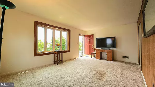 Harrisburg, PA 17111,8108 SPRUCE DR