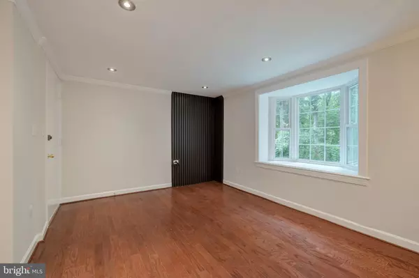 Arlington, VA 22204,700 S ARLINGTON MILL DR #103