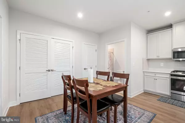 Chantilly, VA 20151,4395 PEACH LILY LN #311