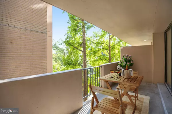 Arlington, VA 22203,4141 HENDERSON RD #303