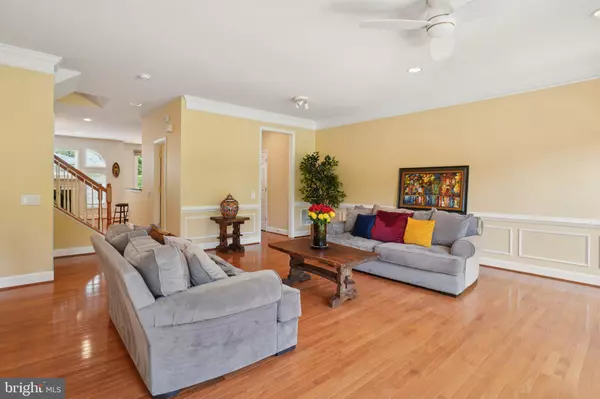 Alexandria, VA 22303,2402 HUNTINGTON PARK DR