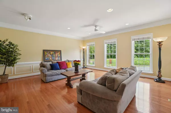 Alexandria, VA 22303,2402 HUNTINGTON PARK DR