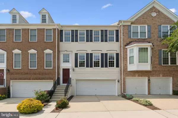 2402 HUNTINGTON PARK DR, Alexandria, VA 22303