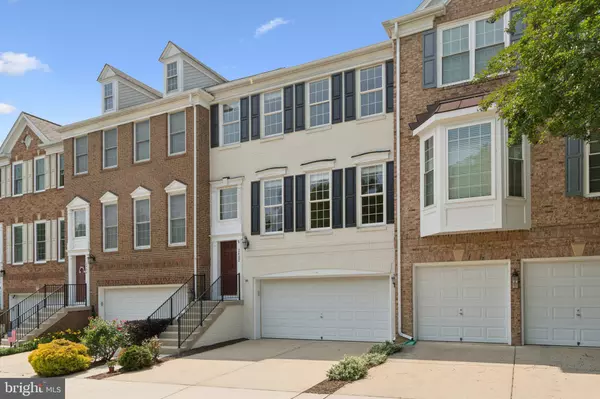 Alexandria, VA 22303,2402 HUNTINGTON PARK DR