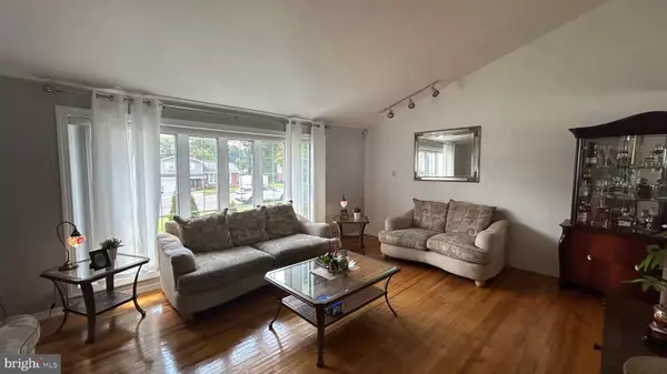 Philadelphia, PA 19115,121 KINGFIELD RD