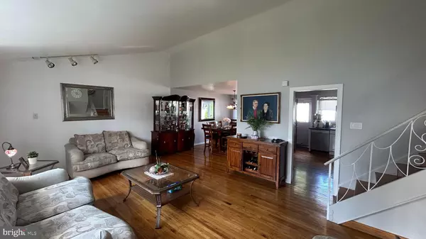 Philadelphia, PA 19115,121 KINGFIELD RD