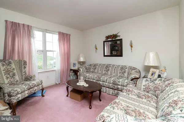 Warrington, PA 18976,361 CEDAR WAXWING DR