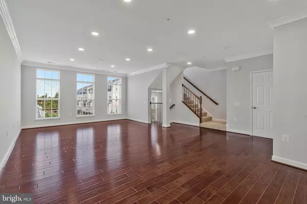 Chantilly, VA 20152,43613 HELMSDALE TER