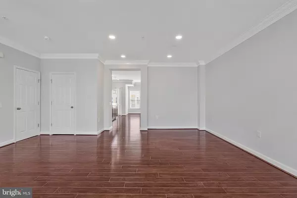 Chantilly, VA 20152,43613 HELMSDALE TER