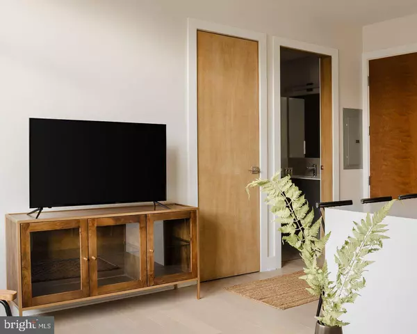 Philadelphia, PA 19106,313 RACE ST #404