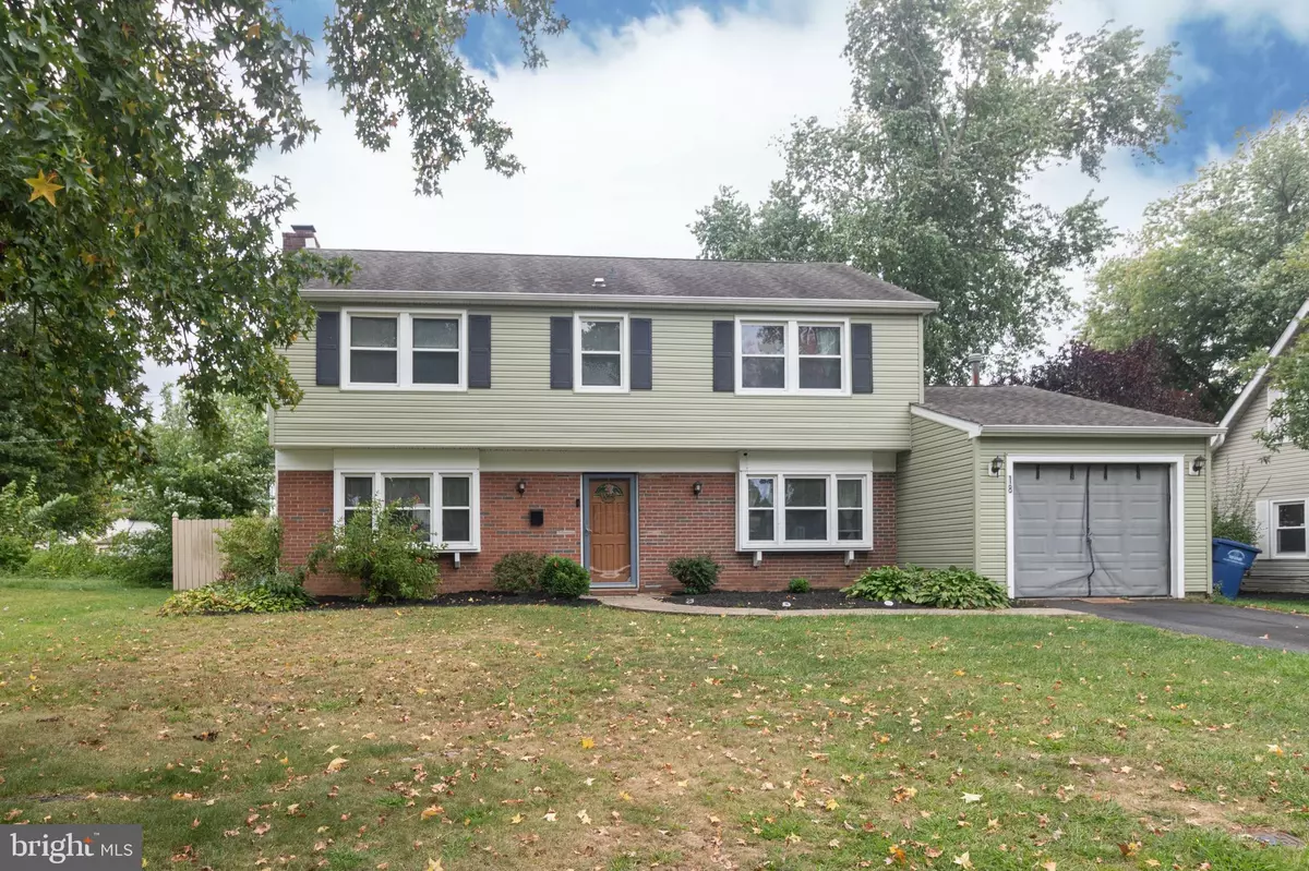 Willingboro, NJ 08046,18 EDGEWATER LN