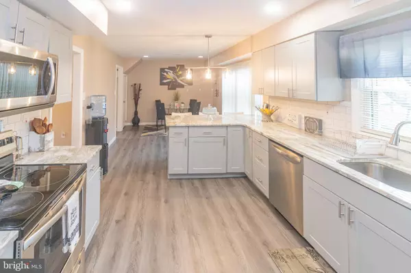 Willingboro, NJ 08046,18 EDGEWATER LN