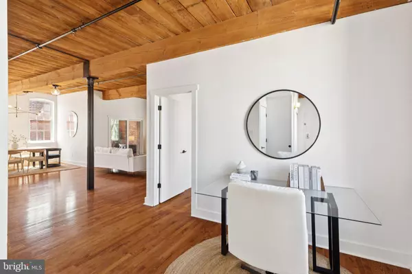 Philadelphia, PA 19106,205-15 CUTHBERT ST #301