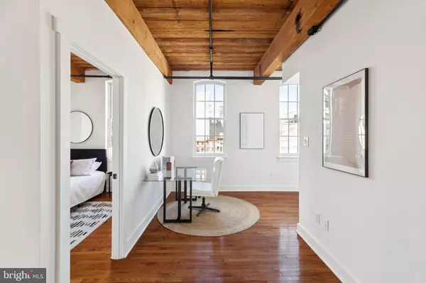 Philadelphia, PA 19106,205-15 CUTHBERT ST #301