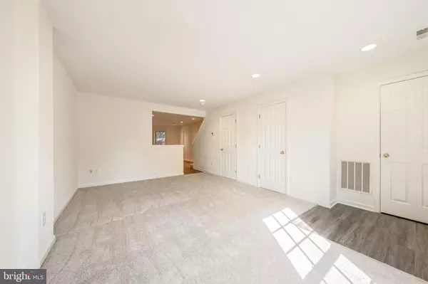 Chantilly, VA 20152,43539 KIPLINGTON SQ