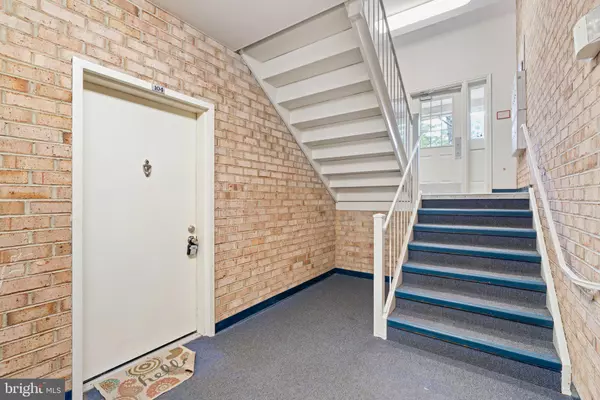 Gaithersburg, MD 20879,18302 STREAMSIDE DR #104