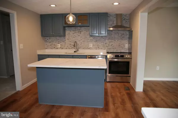 Great Falls, VA 22066,10622 CAVALCADE ST