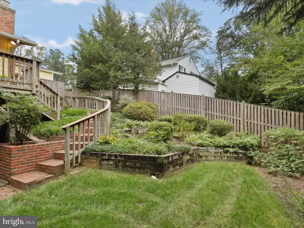 Annandale, VA 22003,4106 BREEZEWOOD LN