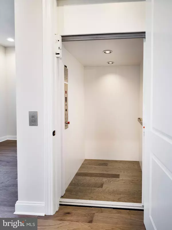 Newtown Square, PA 19073,353 HORSESHOE TRAIL