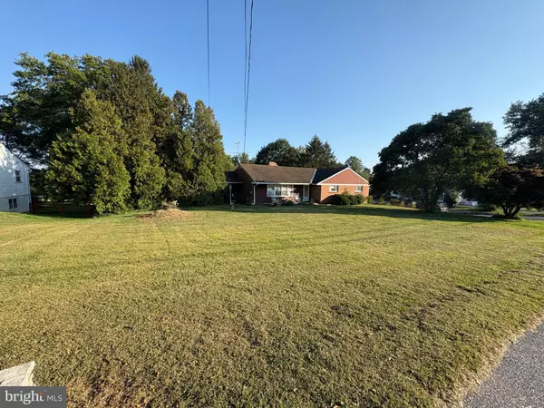 Lancaster, PA 17603,2460 HONEYSUCKLE LN