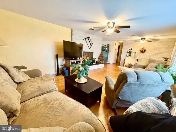Lancaster, PA 17603,2460 HONEYSUCKLE LN