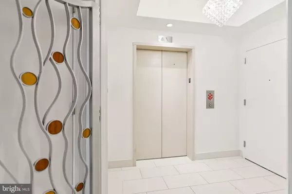 Arlington, VA 22209,1881 N NASH ST #302