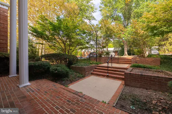 Mclean, VA 22102,7621 PROVINCIAL DR #304