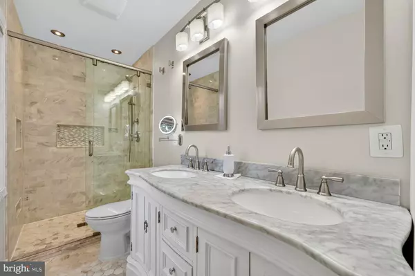 Vienna, VA 22180,411 CENTER ST N