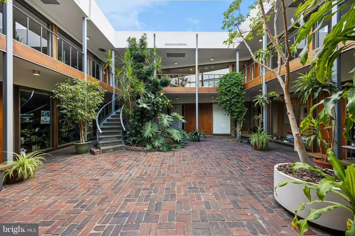 Ardmore, PA 19003,16 E LANCASTER AVE