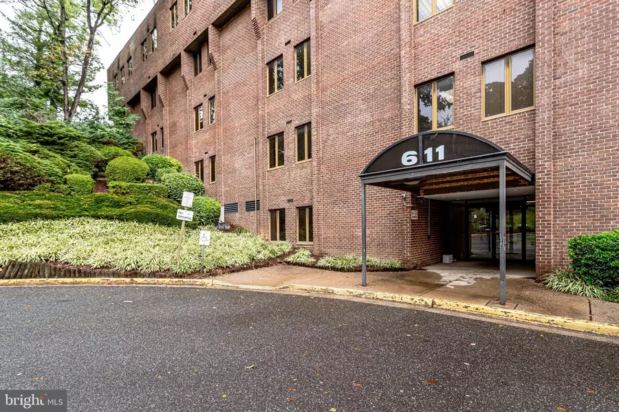 611 S CARLIN SPRINGS RD #301, Arlington, VA 22204