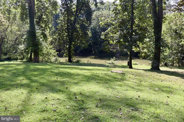 New Oxford, PA 17350,330 S HICKORY LN