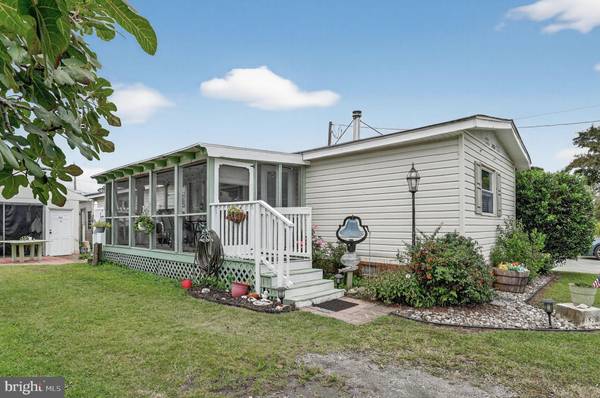 8243 SEA BREEZE DR, Chincoteague Island, VA 23336