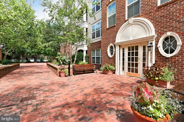 5120 DONOVAN DR #107, Alexandria, VA 22304