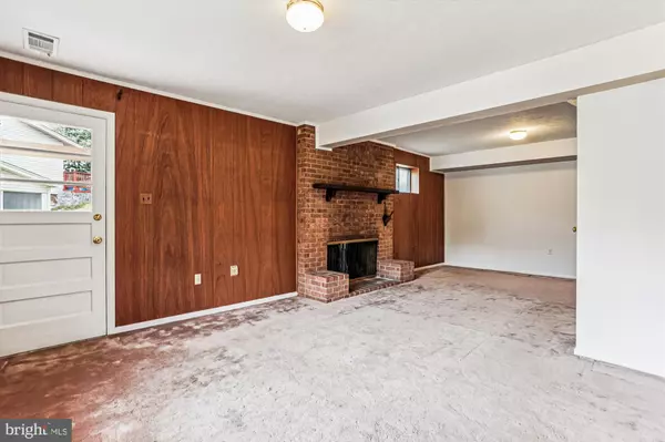 Annandale, VA 22003,8602 DORA CT